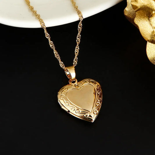 ❤️Collar Corazón Dorado con Relicario – Un Recuerdo Eterno